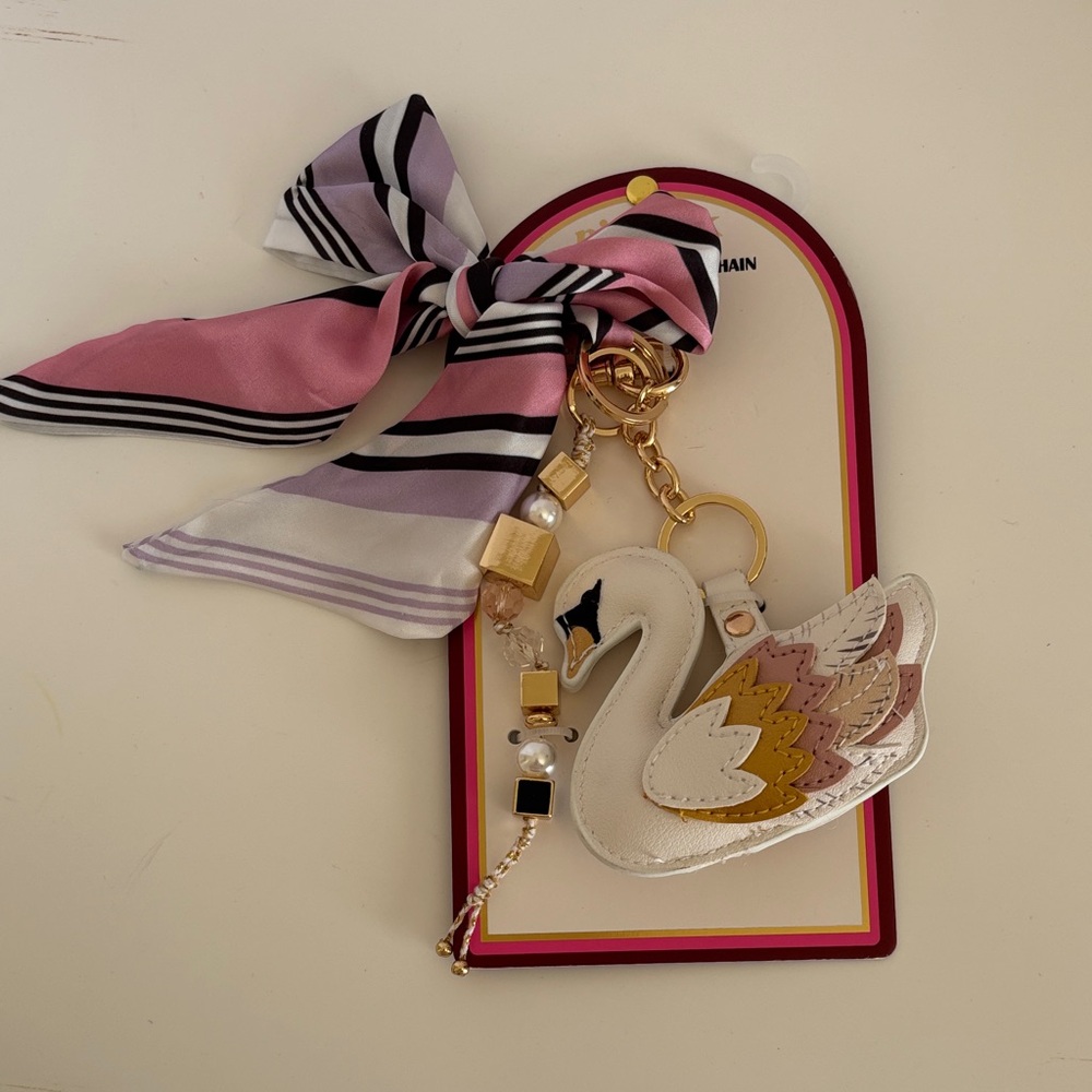 ☀️Piper-K Swan Keychain with bow Scarf